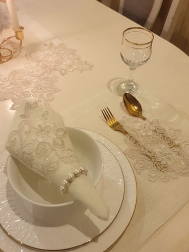 مفرش بدانتيل سكري