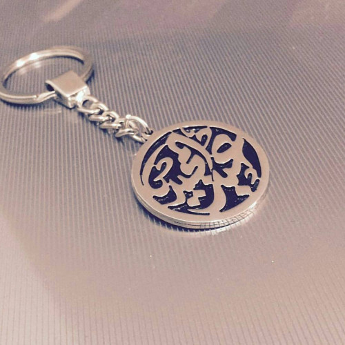 ميداليه بالاسم مبطن بالون الاسود - تُصمم على الطلب