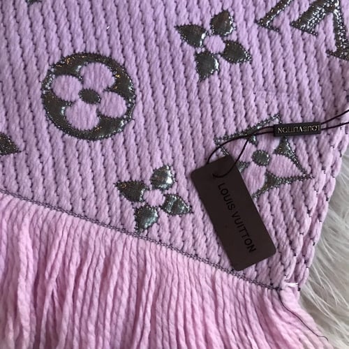 وشاح من لويس فيتون( وردي مع فضي )