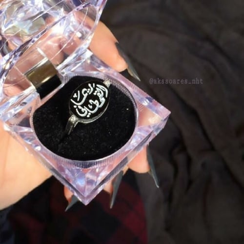 خاتم ملكي - بالاسم مرصع باثنين فصوص من الزركون الب...