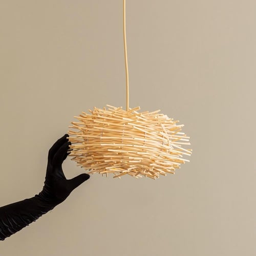 ثريا علاقية ريفية على شكل عش طائر مكونة من عشرات ا...