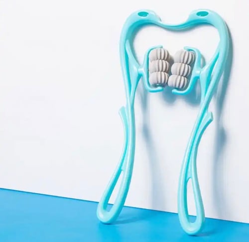 مدلك للرقبة تدليك الرقبة لتخفيف الام تخفيف ضغط الر...