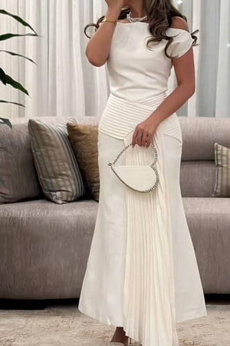 فستان أنيق بكسرات على الخصر