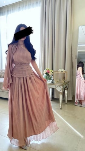 فستان بأكمام مطوية