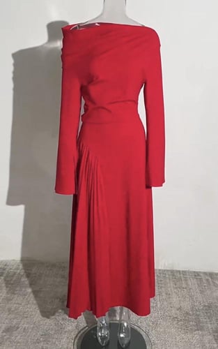 فستان أحمر بكسرات جانبية