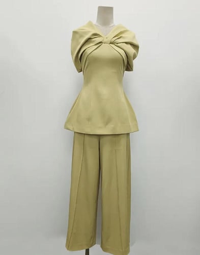 بدلة من قطعتين