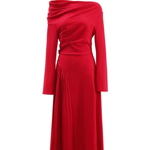 فستان أحمر بكسرات جانبية