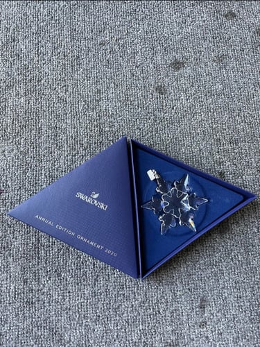 تعليقة سيارة سوارفسكي