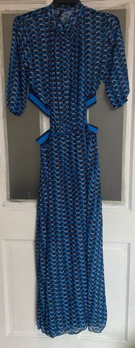 فستان ازرق مفتوح من الخصر