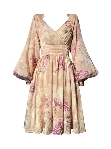 فستان بتصميم فرنسي