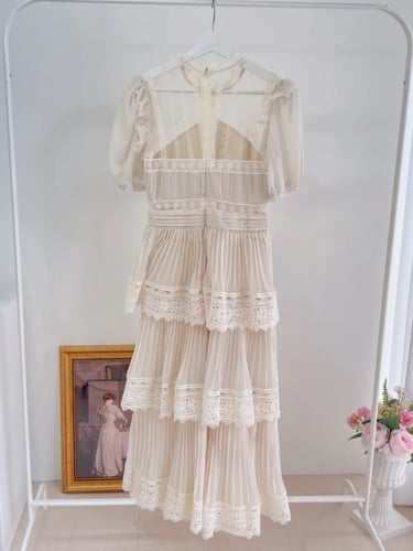 فستان الدانتيل البيج