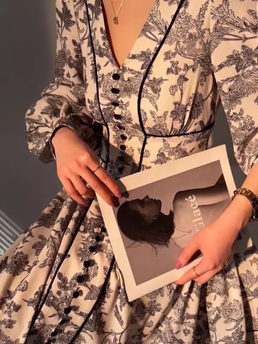 فستان مورد أبيض واسود