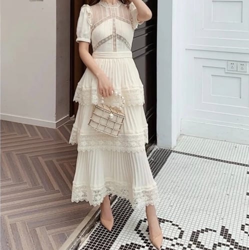 فستان الدانتيل البيج