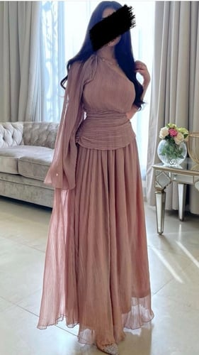 فستان بأكمام مطوية