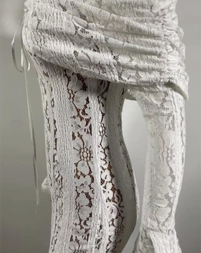 فستان دانتيل بأكمام طويلة