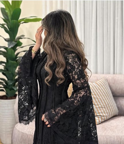 فستان دانتيل بأكمام طويلة