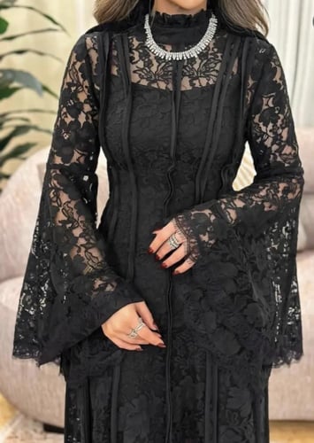 فستان دانتيل بأكمام طويلة