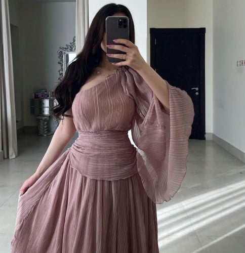 فستان بأكمام مطوية