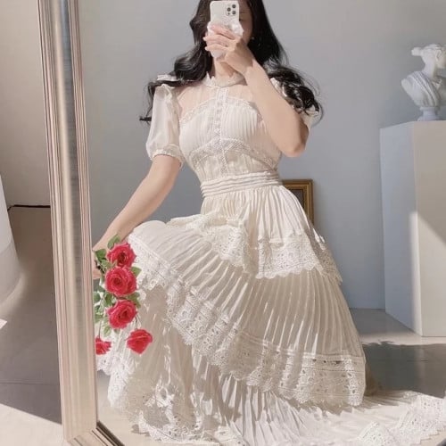 فستان الدانتيل البيج