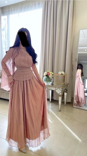 فستان بأكمام مطوية