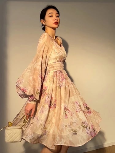 فستان بتصميم فرنسي