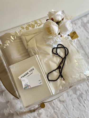 بوكس طقم سجاده مبطنه و شرشف و مصحف ابيض