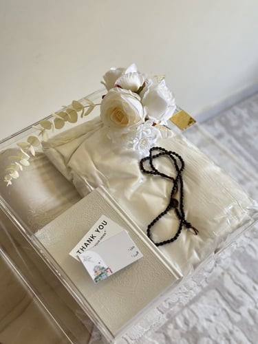 بوكس طقم سجاده مبطنه و شرشف و مصحف ابيض