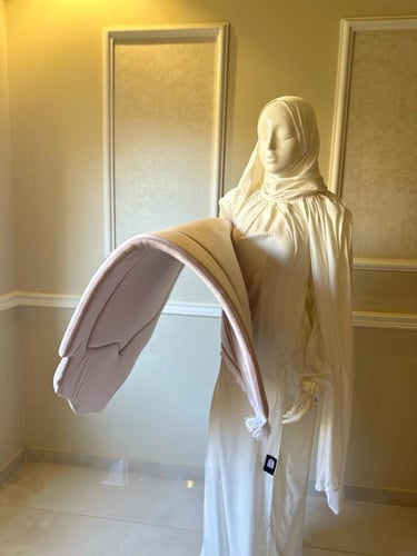 بوكس اكرلك مع طقم مطرز وردي