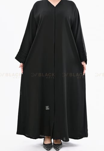 عباية محددة بخطوط سوداء