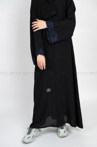 عباية مطرزة