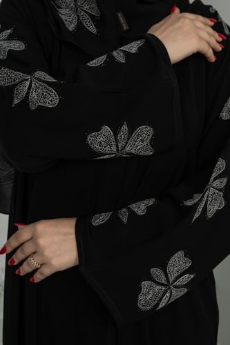 عباية مطرزة