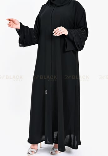 عباية كتف مطرز عليها شيفون