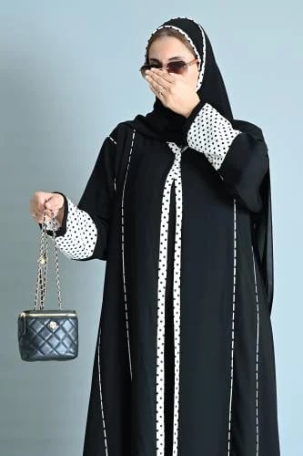 عباية التميز السوداء بتفاصيل منقطة