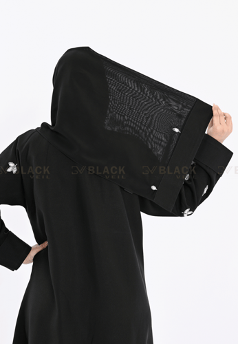 عبايةعباية كتف سوداء بتطريز ابيض