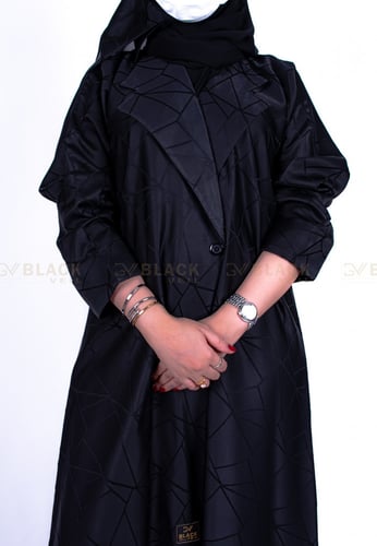 عباية كتف بقماش كريب مقلم