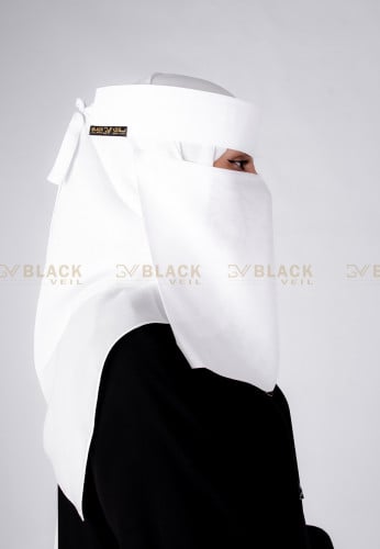 نقاب أبيض وسط بمقوى ومطاط أبيض مائل