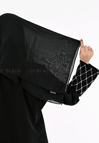 عباية كتف سوداء بتطريز ابيض