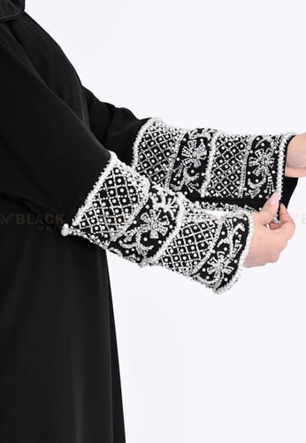 عباية كتف ملكي مطرزة