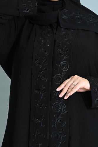 عباية كريب ملكي بتطريز آري على الردفة الأمامية والأكمام والطرحة