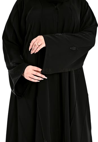 عباية كتف مطرزة