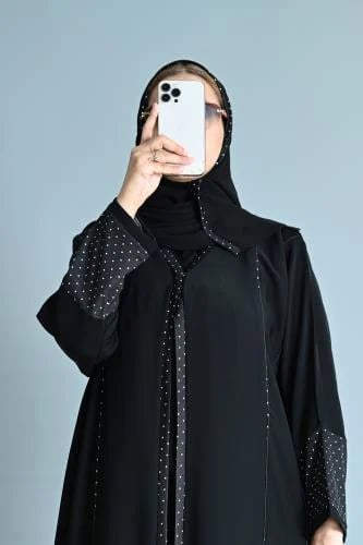 عباية التميز السوداء بتداخل منقط بالأبيض