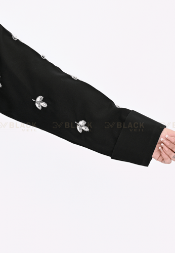 عبايةعباية كتف سوداء بتطريز ابيض