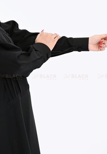 عباية كتف عليها كسرات في الصدر