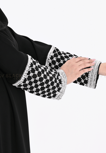 عباية كتف ملكي مطرزة