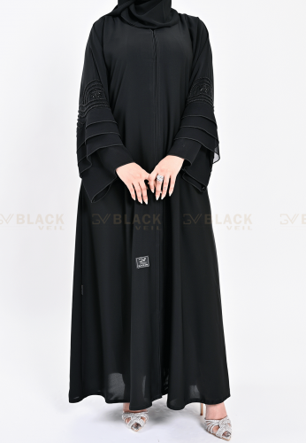 عباية كتف مطرز عليها شيفون