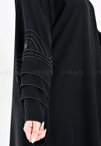 عباية كتف مطرز عليها شيفون