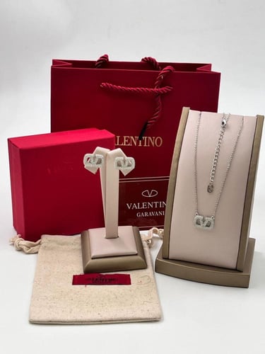 اكسسوارات نسائي سلسال وحلق من ماركه فالنتينو