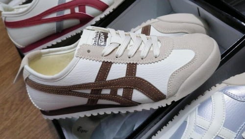 شوزات ماركة تايقر مع بوكس الماركه