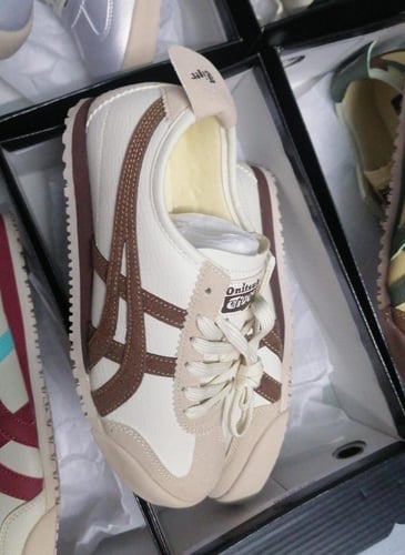 شوزات ماركة تايقر مع بوكس الماركه