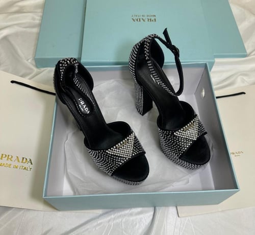 شوزات برادا مع جميع الملحقات